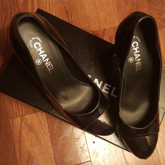 CHANEL black paten leather pumps - Picture 2 of 10